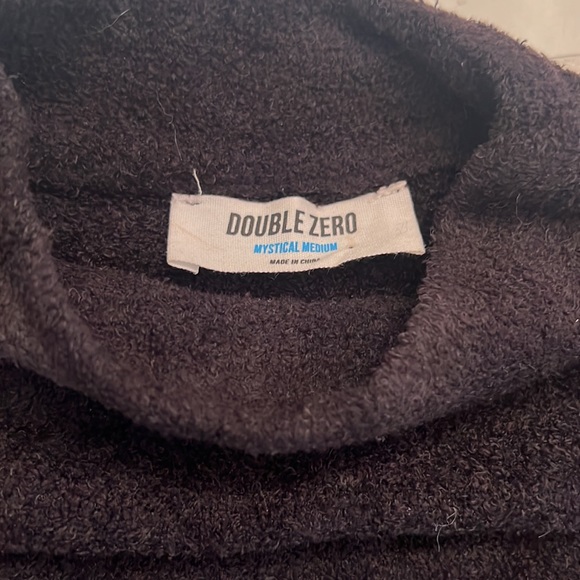 Crop Top Velvet Turtleneck - Picture 2 of 4